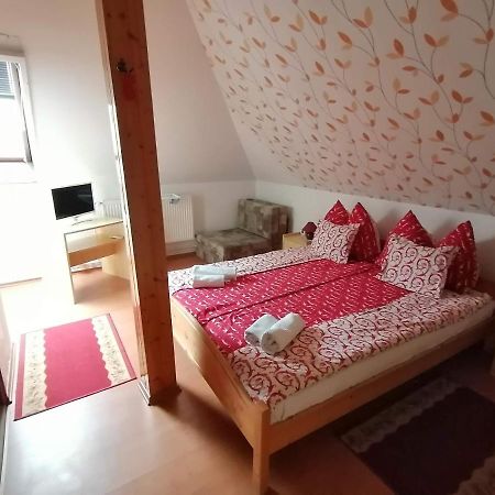 Joos Apartman Sarvar Bagian luar foto