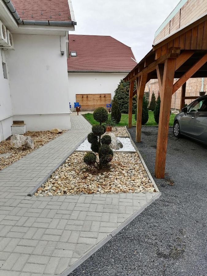 Joos Apartman Sarvar Bagian luar foto