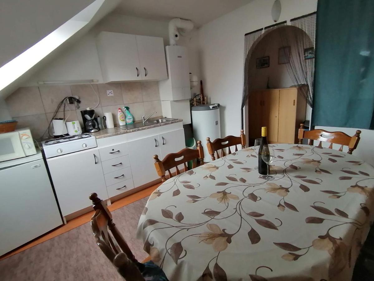 Joos Apartman Sarvar Bagian luar foto