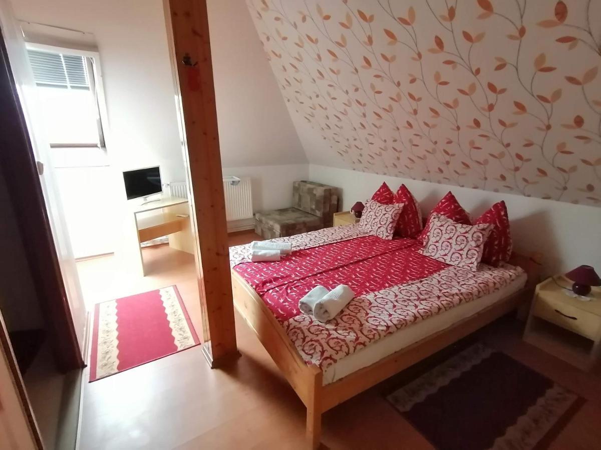 Joos Apartman Sarvar Bagian luar foto